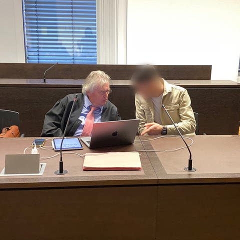 Der Angeklagte mit seinem Verteidiger (Foto: SWR, In einem Mordprozess vor dem Wiesbadener Landgericht wurden jetzt nachgestellte Videoaufnahmen des tödlichen Verkehrsunfalls gezeigt.)
