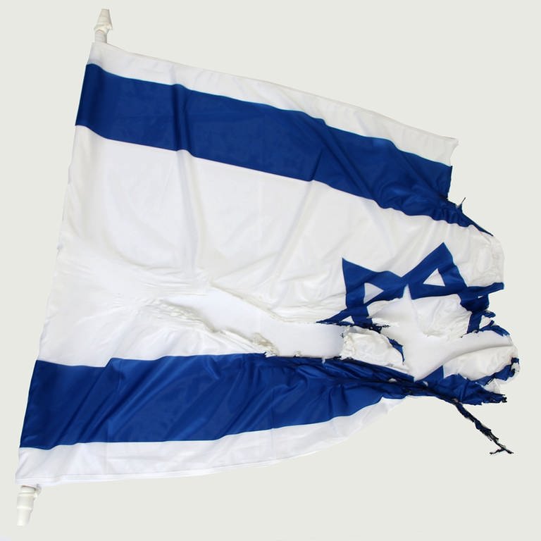 Erst angezündet – jetzt hängt Israel-Flagge wieder in Mainz - SWR