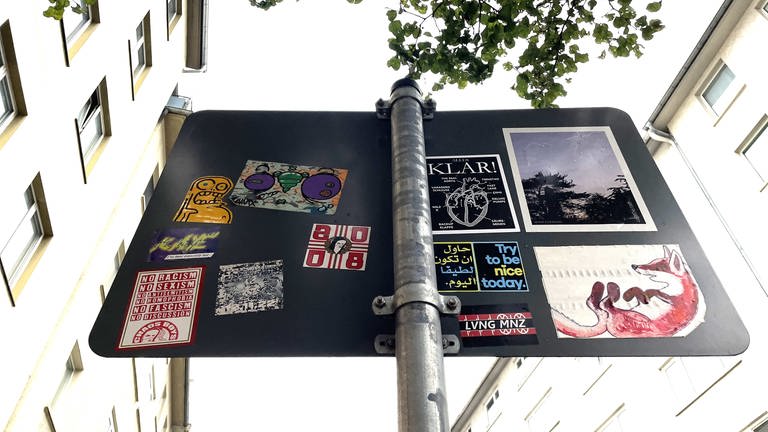 Ein Straßenschild in der Neustadt mit typischen Mainzer Stickern. (Foto: SWR, Tjada Huchtkötter)