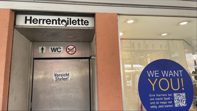 Stadt Mainz startet Umfrage zu öffentlichen Toiletten, hier das Eingangsschild zu einem Klo am Marktplatz (Foto: SWR, Sandra Karch)