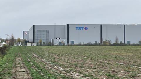 Im Wormser Norden hat die BASF ihre größte Logistikhalle für Gefahrstoffle in Europa eröffnet. (Foto: SWR, Karin Pezold)