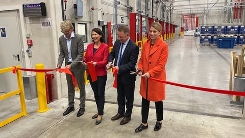 Wirtschaftsministerin Schmitt (FDP) und die Wormer Bürgermeisterin Lohr (CDU) weihen das neue Logistiklager ein. (Foto: SWR, Karin Pezold)