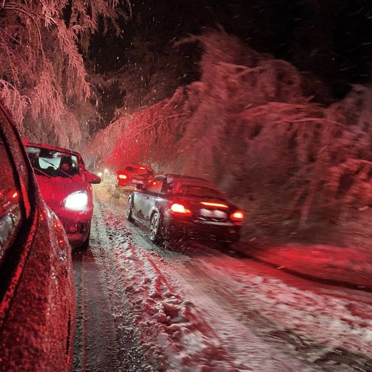 Schnee auf einer Bundesstraße und mehrere Autos im Stau  (Foto: dpa Bildfunk, König)
