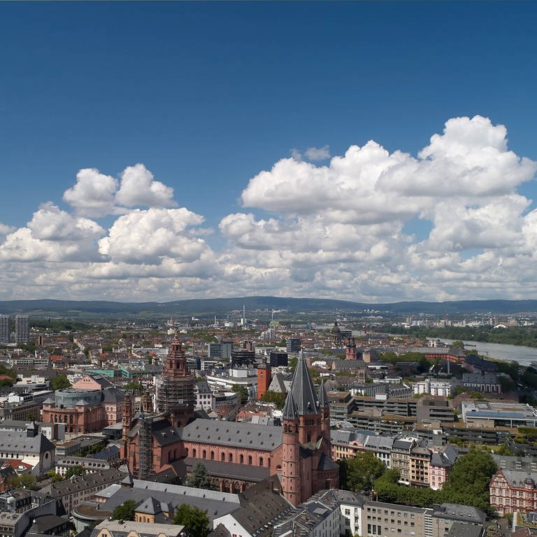 Die Luftaufnahme zeigt die Innenstadt von Mainz mit dem Dom. Die Luftqualität hat sich in den letzten Jahren deutlich verbessert. Das hat das Umweltamt dem SWR bestätigt. (Foto: IMAGO, Thomas Frey)