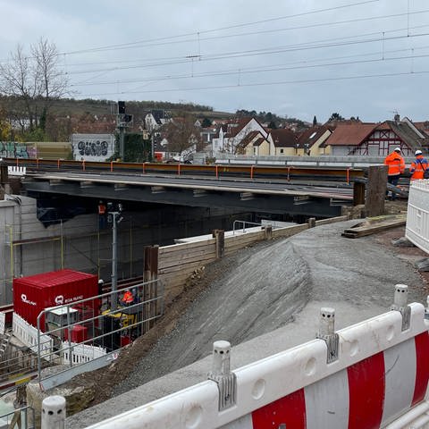 An der Großbaustelle der B420 in Nierstein im Kreis Mainz-Bingen wird nach über einem Jahr bauzeit die neue Eisenbahnbrücke eingelassen.  Für den Bau ist der Landesbetrieb Mobiltät zuständig. (Foto: SWR, K. Pezold)