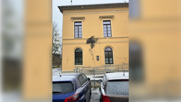 Unbekannte haben ein Gebäude der Stadtverwaltung Bad Kreuznach mit Öl beschmiert. (Foto: Pressestelle, Stadtverwaltung Bad Kreuznach)