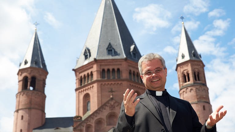 Der ehemalige Weihbischof im Bistum Mainz, Udo Bentz, steht vor dem mainzer Dom. Er wurde nun vom Papst zum neuen Bischof in Paderborn ernannt. (Foto: dpa Bildfunk, Picture Alliance)
