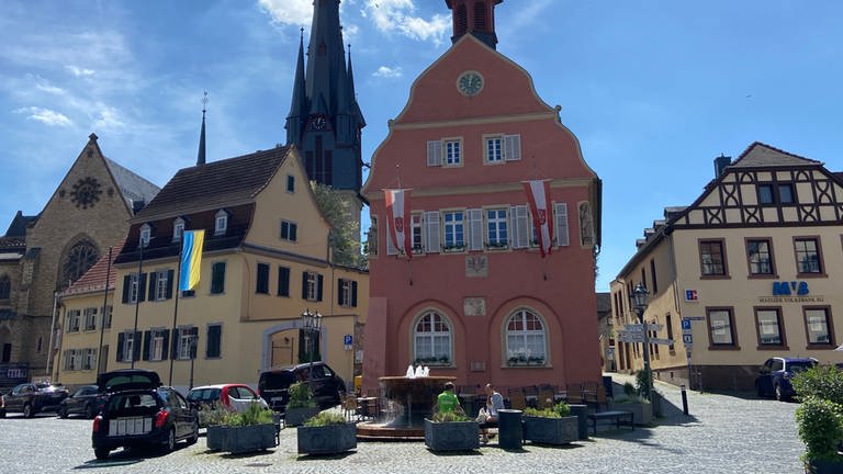Das historische Rathaus in Gau-Algesheim am Marktplatz (Foto: SWR, Damaris Diener)