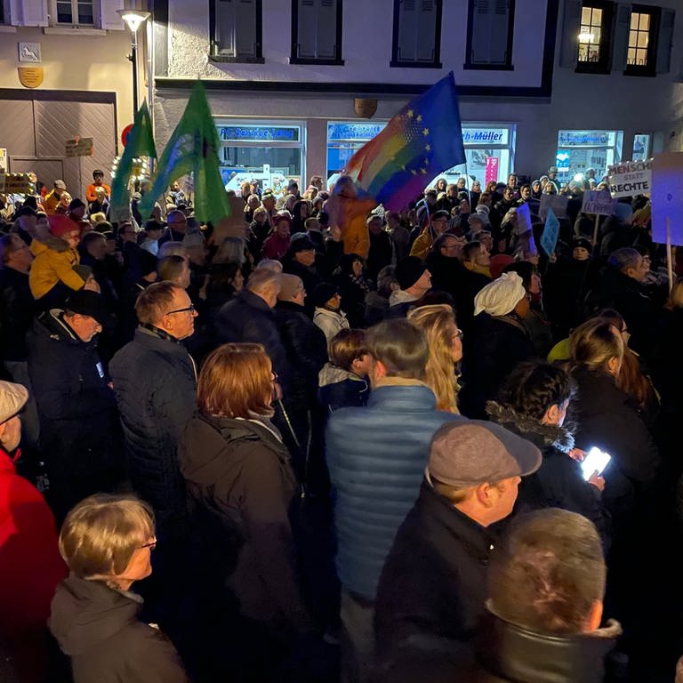 Mehr als 1.000 Menschen kamen in Nierstein zur Demonstration gegen Rechtsextremismus.  (Foto: SWR, Andreas Neubrech)