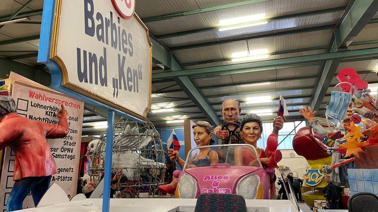 Wagenknecht, Putin und Weidel auf einem Wagen.  (Foto: SWR, G.Schlenk)