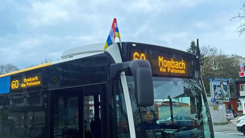 An Fastnacht wehen an den Bussen und Straßenbahnen in Mainz die Fastnachfahnen in den Farben blau, weiß, rot, gelb. (Foto: SWR, C. Lutz)