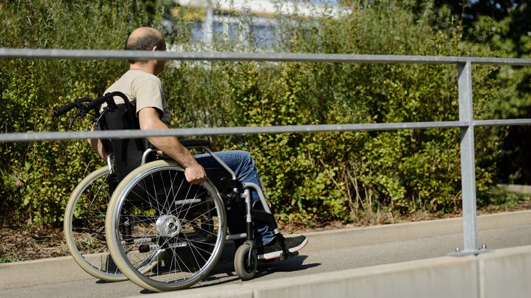 Eine solche Rollstuhlrampe will der Unternehmer in Bad Sobernheim bauen. (Foto: dpa Bildfunk, picture alliance / °ts/Shotshop | °ts)