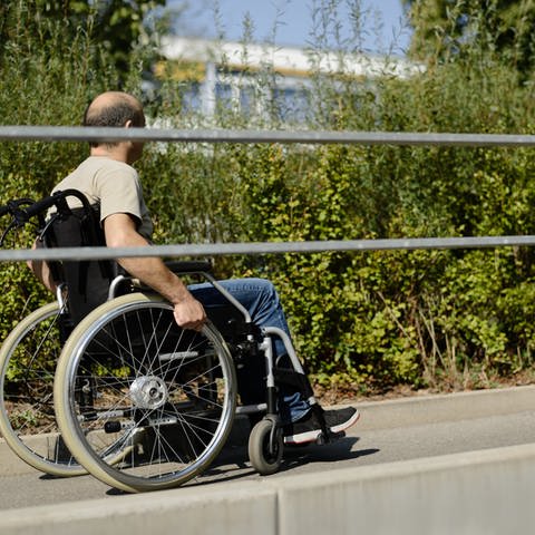 Eine solche Rollstuhlrampe will der Unternehmer in Bad Sobernheim bauen. (Foto: dpa Bildfunk, picture alliance / °ts/Shotshop | °ts)