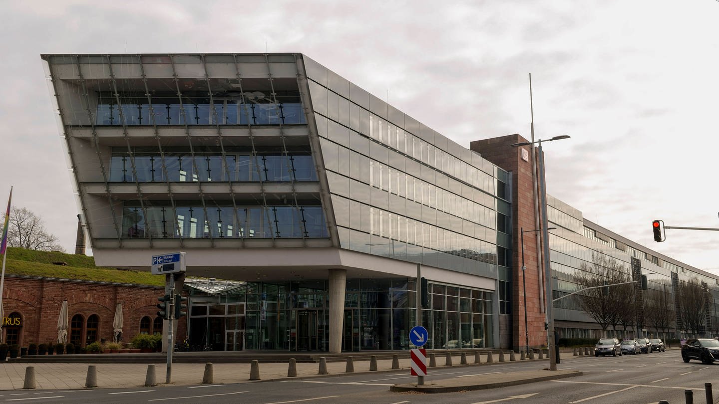 Die DB Cargo Zentrale in Mainz liegt in der Nähe des Rheins. (Foto: IMAGO, Sämmer)