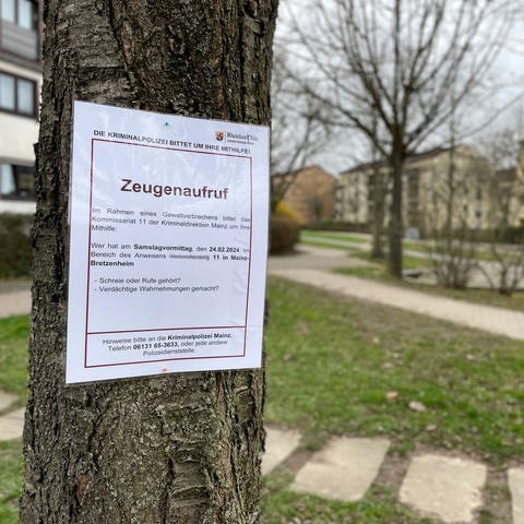 Nachdem in Mainz-Bretzenheim ein 17-Jähriger seinen Vater getötet haben soll, suchen die Ermittler Zeugen - mit Plakaten rund um den Tatort (Foto: SWR, Daniel Brusch)