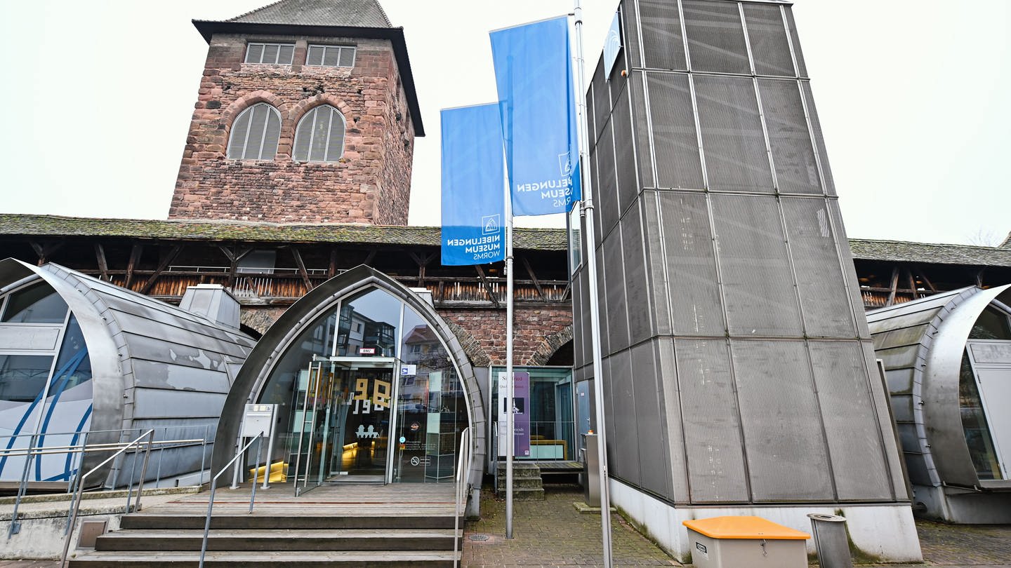 Das Museum in Worms mit einer blauen Fahne und der Schrift Nibelungenmuseum (Foto: dpa Bildfunk, Uwe Anspach)