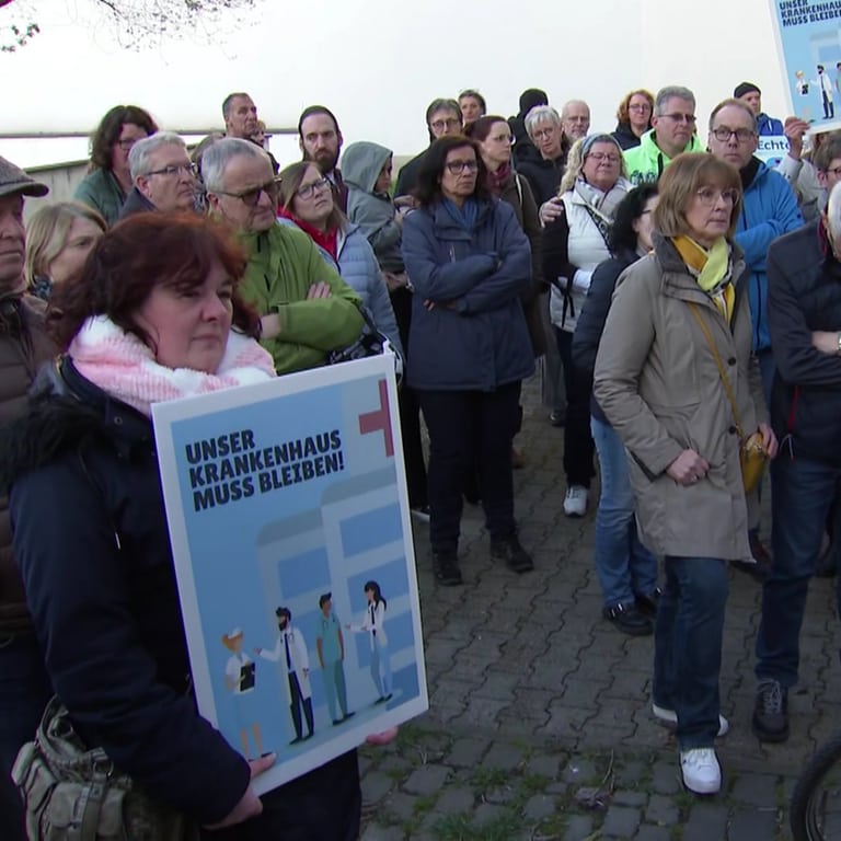 Hunderte Menschen nahmen an der Mahnwache für den Erhalt des Klinikums in Bingen teil. (Foto: SWR)