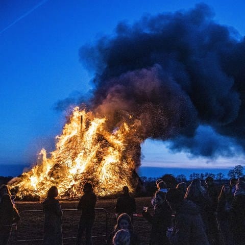 Große Osterfeuer wie dieses ziehen auch in Rheinhessen jedes Jahr viele Menschen an. (Foto: dpa Bildfunk, picture alliance / ANP | VINCENT JANNINK)