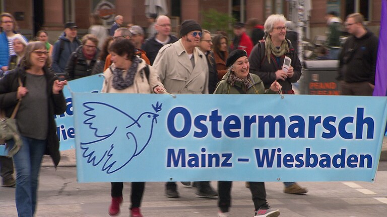 Gemeinsamer Ostermarsch von Mainz und Wiesbaden - der Demozug startet.