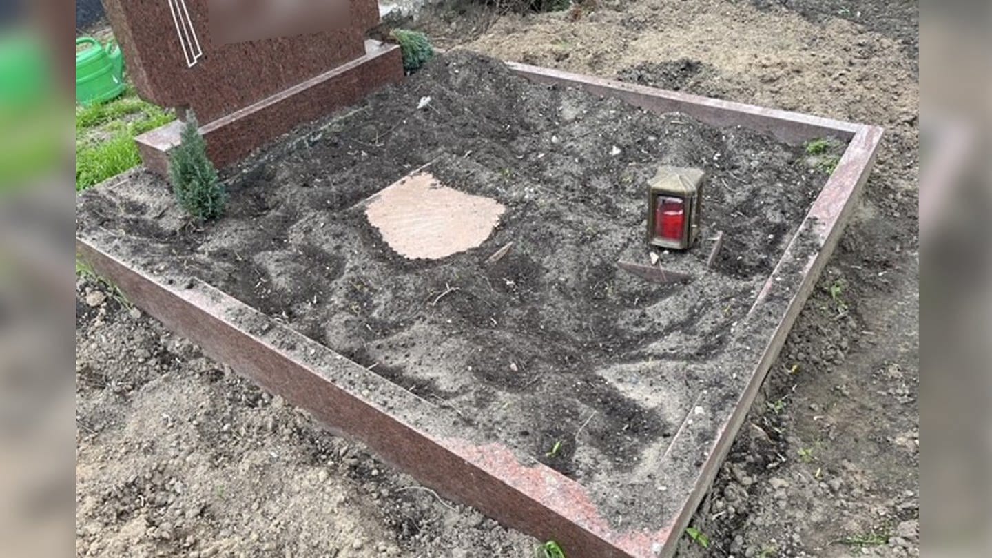 Ein verwüstetes Grab auf dem Friedhof in Budenheim. Wildschweine haben Pflanzenknollen von dem Grab herausgerissen. (Foto: Privat)