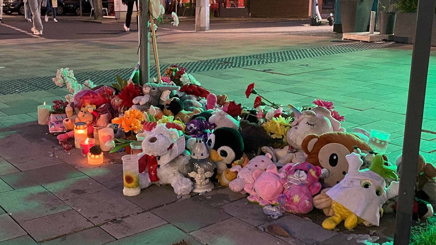 Einen Monat nach dem tödlichen Unfall einer Dreijährigen in Mainz lagen noch Plüschtiere und Kerzen an der Unfallstelle in der Mainzer Innenstadt. Die Ermittlungen gegen den Fahrer wurden inzwischen eingestellt. (Foto: SWR, C. Kopp)