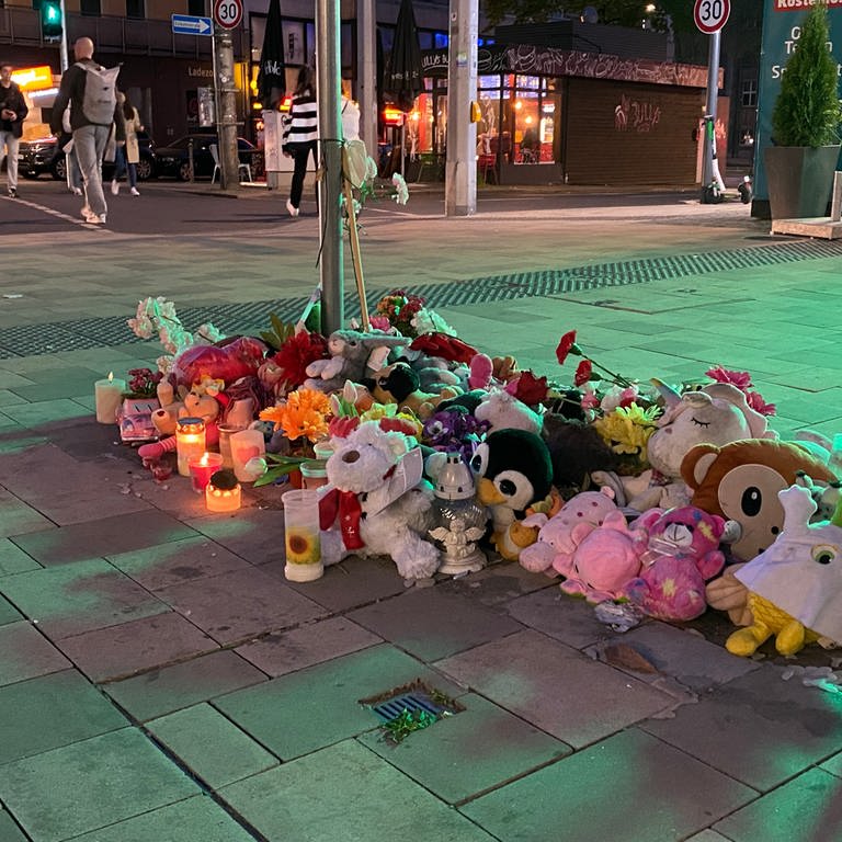 Einen Monat nach dem tödlichen Unfall einer Dreijährigen in Mainz lagen noch Plüschtiere und Kerzen an der Unfallstelle in der Mainzer Innenstadt. Die Ermittlungen gegen den Fahrer wurden inzwischen eingestellt.  (Foto: SWR, C. Kopp)