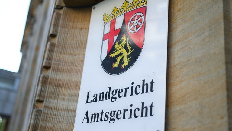 Ein Schild mit dem Landeswappen von Rheinland-Pfalz und der Aufschrift "Landgericht Amtsgericht" prangt an der Fassade.  (Foto: dpa Bildfunk, Arne Dedert)