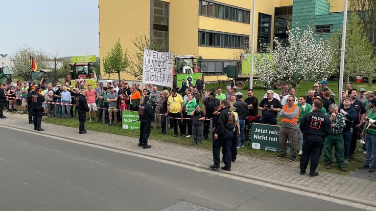 Bauernproteste bei Kanzler-Besuch in Alzey