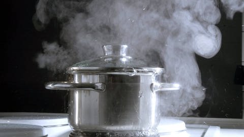 Das Wasser muss mindestens fünf Minuten lang sprudelnd kochen, damit alle Keime abgetötet werden. (Foto: IMAGO, IMAGO / Paul von Stroheim)