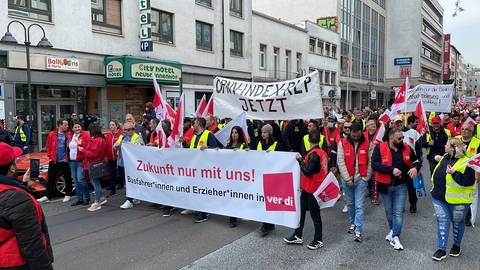 Erzieherinnen und Busfahrer demonstrieren in Mainz (Foto: SWR, Daniel Brusch)