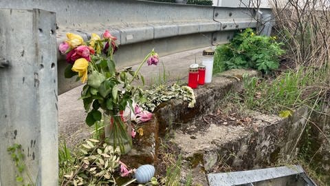 Passanten haben am Fundort der Toten in Saulheim Blumen und Kerzen aufgestellt. (Foto: SWR, Jürgen Wolff)