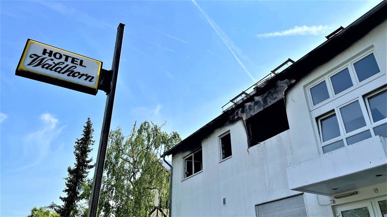 Das Mehrfamilienhaus in Mainz-Gonsenheim, in dem es in der Nacht zum 9. Mai 2022 gebrannt hat, war früher ein Hotel.  (Foto: SWR, G. Schlenk)