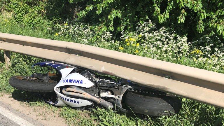 Das Motorrad, mit dem der Fahrer bei Wöllstein tödlich verunglückt ist, ist unter die Leitplanke gerutscht (Foto: Pressestelle, Polizei Alzey)