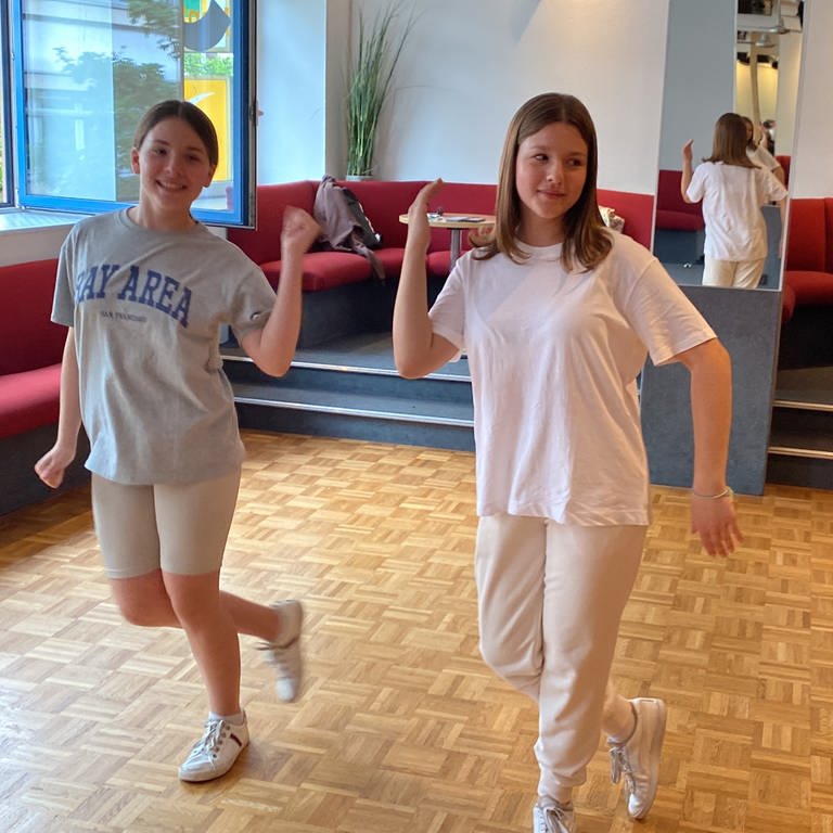 Emilia und Ivanka aus der Ukraine tanzen in einer Mainzer Tanzschule Hip-Hop (Foto: SWR)