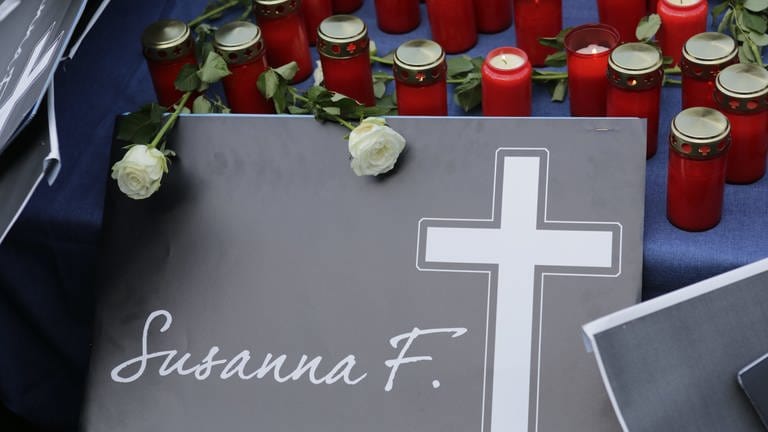 Kerzen liegen vor einem gebastelten Grabstein für die getötete Susanna F. (Foto: dpa Bildfunk, Picture Alliance)
