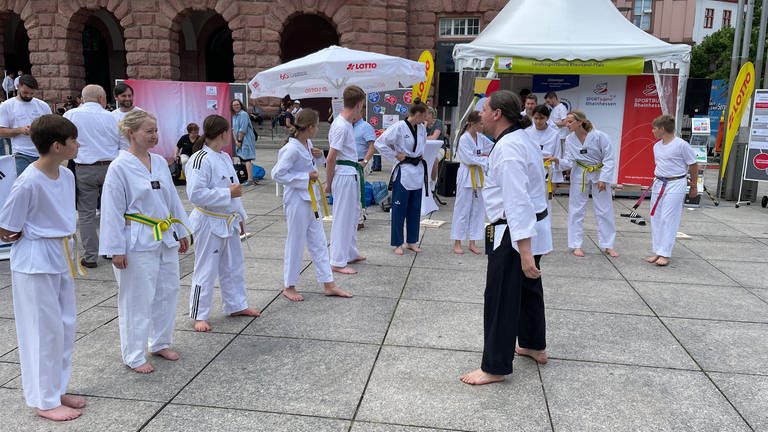 Beim Rheinland-Pfalz-Tag 2022 in Mainz präsentiert sich der Taekwondo-Club Alzey e.V.  (Foto: SWR, Stefan Schmelzer)