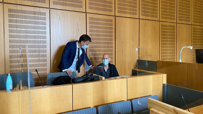 Weil er einen Porsche gestohlen und versucht hat, ihn zu verkaufen, muss sich der Angeklagte vor dem Landgericht Mainz verantworten. (Foto: SWR)