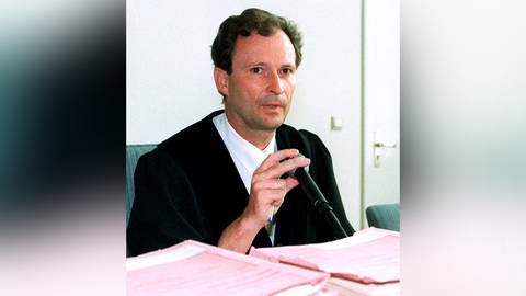 Der Vorsitzende Richter Hans E.Lorenz vor der Urteilsverkündung am Dienstag (17.6.1997) im Mainzer Kindesmißbrauchsprozess, in dem alle Angeklagten freigesprochen wurden. "Den Wormser Massenmißbrauch hat es nie gegeben" sagte der Richter zu Beginn seiner auf sieben Stunden angelegten mündlichen Urteilsbegründung.