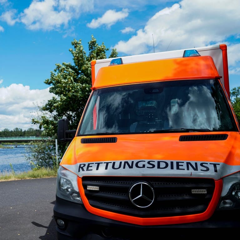 Rettungswagen am Ufer (Symbolbild) (Foto: dpa Bildfunk, picture alliance / Flashpic | Jens Krick)