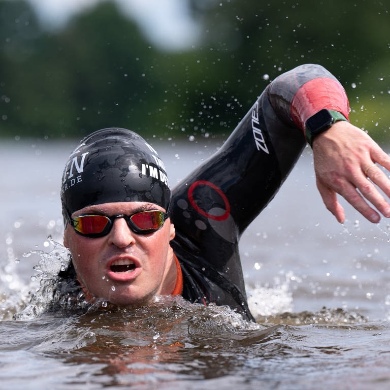 Extremschwimmer Joseph Heß schwimmt durch den kompletten Rhein. (Foto: dpa Bildfunk, picture alliance/dpa | Sebastian Kahnert)