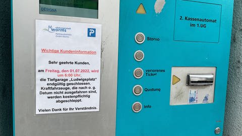 Anfang Juli schließt die marode Tiefgarage am Wormser Ludwigsplatz. Auf einem Kassen-Automaten hängt ein Zettel, auf dem der 1.Juli als Schließungsdatum steht. (Foto: SWR)