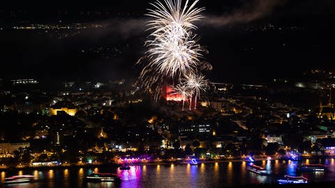 Schiffe fahren auf dem Rhein vor Bingen, im Hintergrund Feuerwerk. Entlang der schönsten Rheinabschnitte finden die Feuerwerksspektakel Rhein in Flammen statt. Bingen und Rüdesheim bilden den Auftakt. (Foto: dpa Bildfunk, Picture Alliance)