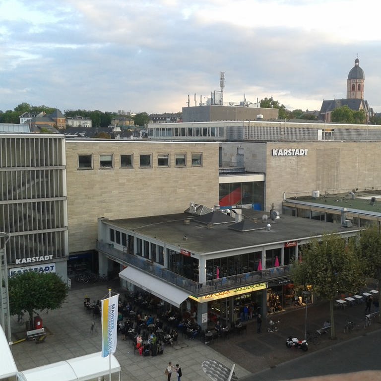 Der Abriss des Karstadt-Gebäudes in der Mainzer Innenstadt beginnt. (Foto: SWR)