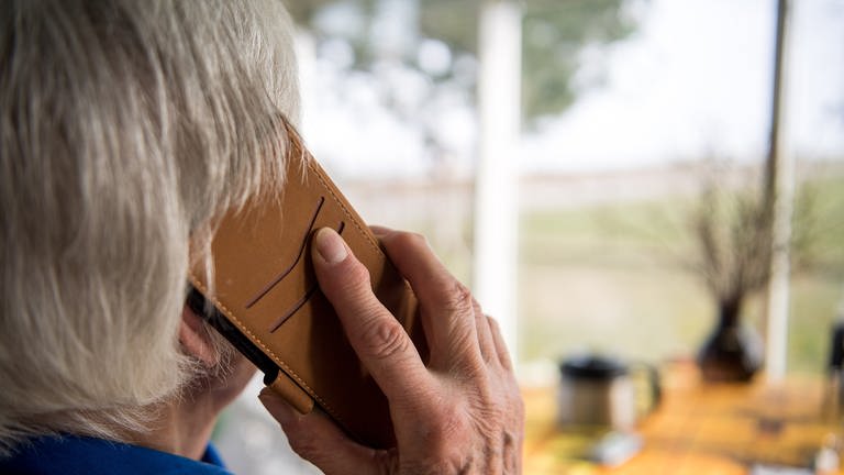 Eine Seniorin telefoniert mit ihrem Smartphone. ( (Foto: dpa Bildfunk, Sebastian Gollnow)