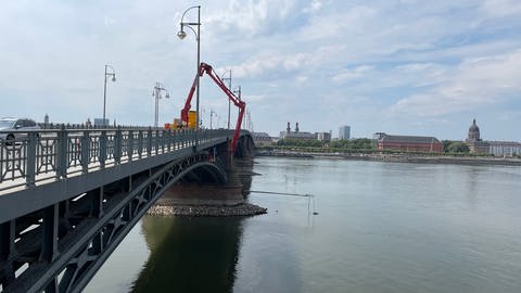 Alle drei Jahre wird die Theodor-Heuss-Brücke zwischen Mainz und Wiesbaden auf mögliche Schäden untersucht. (Foto: SWR)