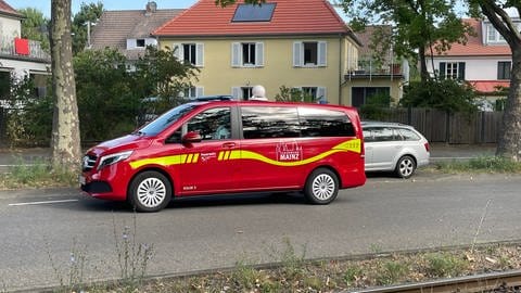 Mit Lautsprecherwagen fährt die Feuerwehr durch Mainz-Gonsenheim, um die Anwohner vor der Entschärfung der Bombe zu warnen (Foto: SWR)