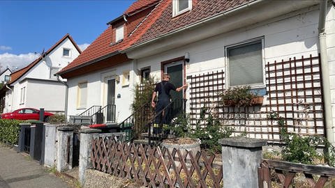 Polizei, Feuerwehr und Ordnungsamt kontrollieren Häuser und Wohnungen vor der Entschärfung der Bombe in Mainz. (Foto: SWR)