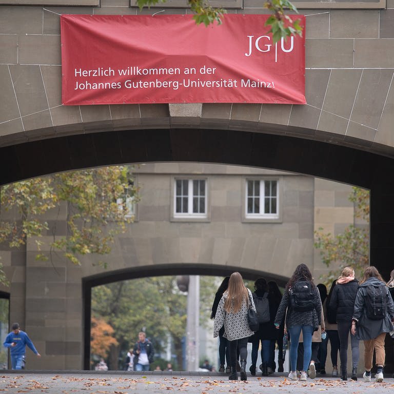 Studierende gehen über den Campus der Johannes Gutenberg-Universität Mainz (Foto: dpa Bildfunk, picture alliance/dpa | Sebastian Gollnow)