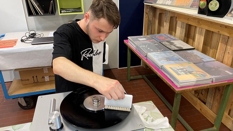 Antonio Teodonno reinigt eine Schallplatte mit einer Ziegenhaar-Bürste (Foto: SWR)
