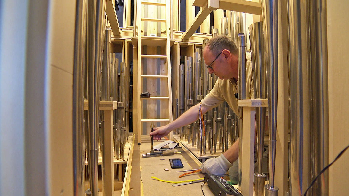 Orgelbauer Stefan Niebler stimmt die Orgelpfeifen (Foto: SWR)